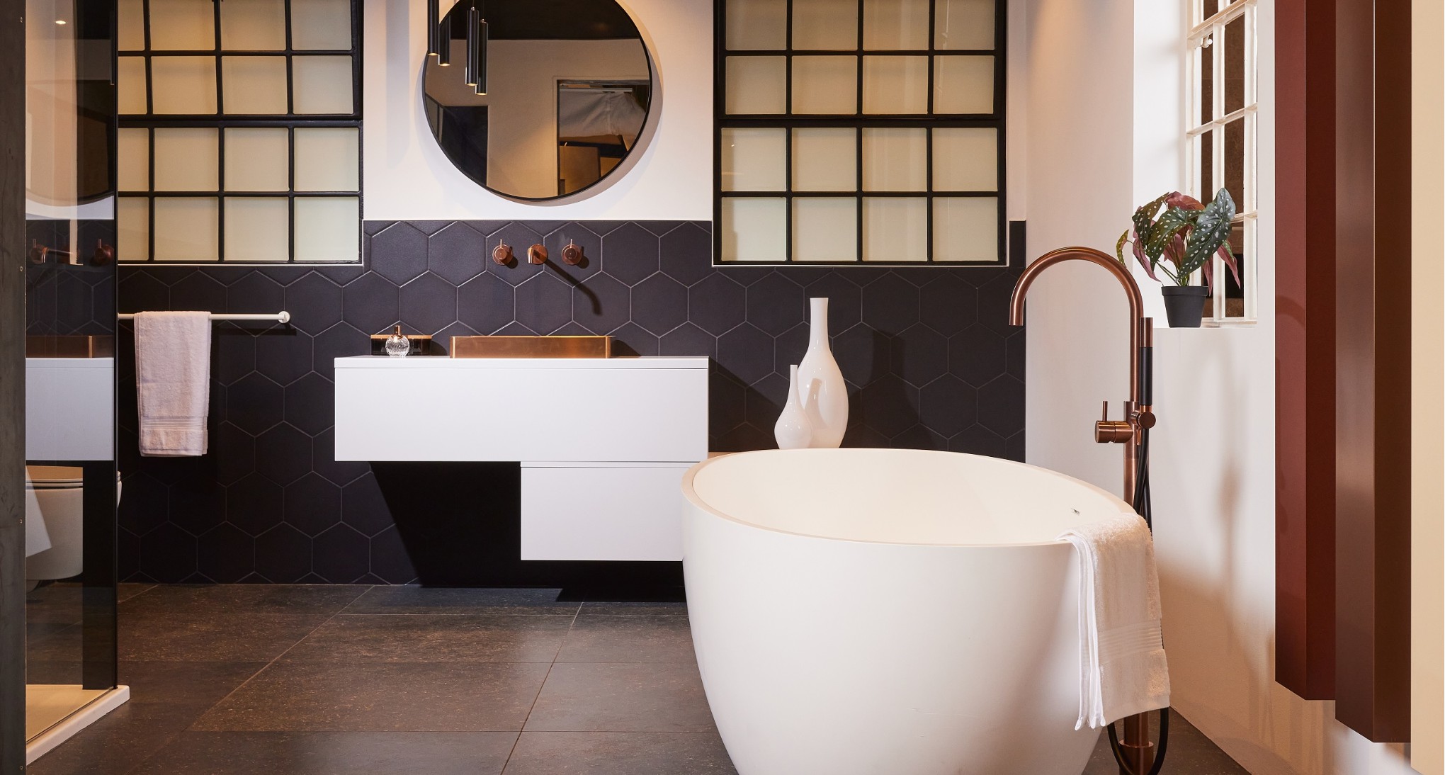 Luxueuze badkamer met koperen details