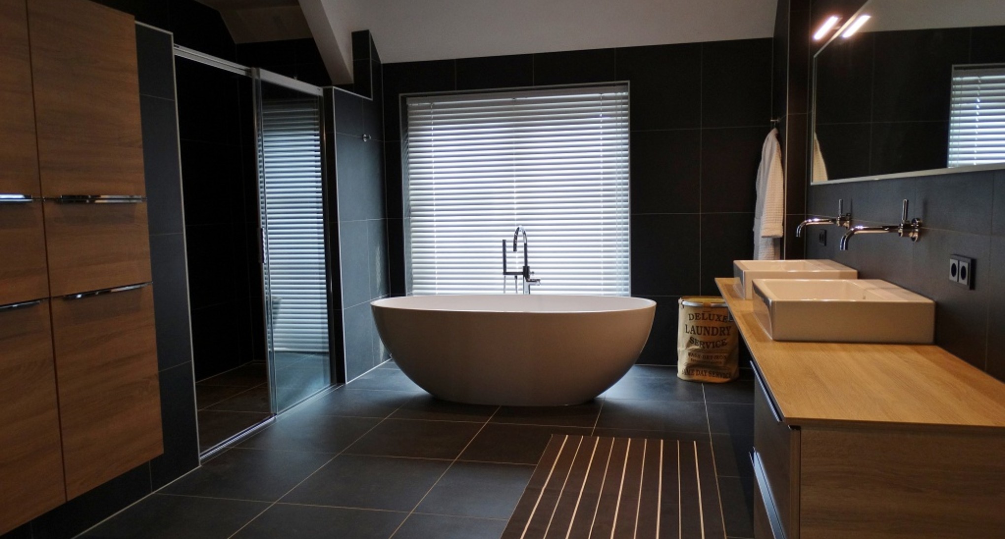 Badkamer voorzien van luxe materialen
